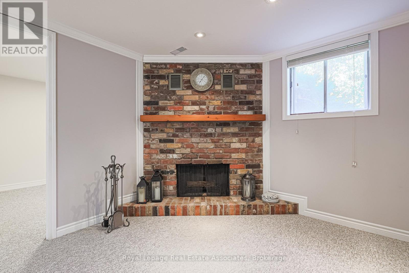958 Fletcher Valley Crescent, Mississauga, ON - Indoor Photo Showing Living Room With Fireplace