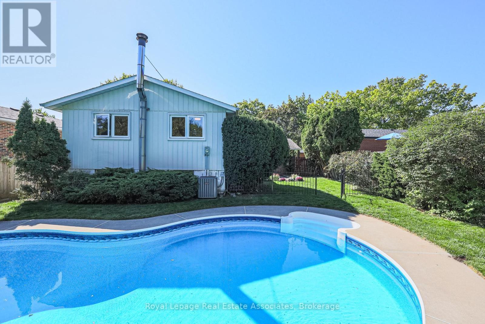 958 Fletcher Valley Crescent, Mississauga, ON - Outdoor With In Ground Pool With Backyard