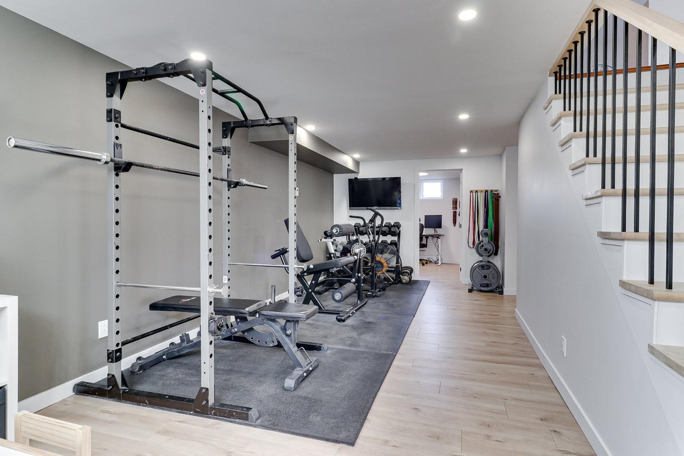 Salle familiale - 7588 Rue François-Chartrand, Laval (Duvernay), QC - Indoor Photo Showing Gym Room