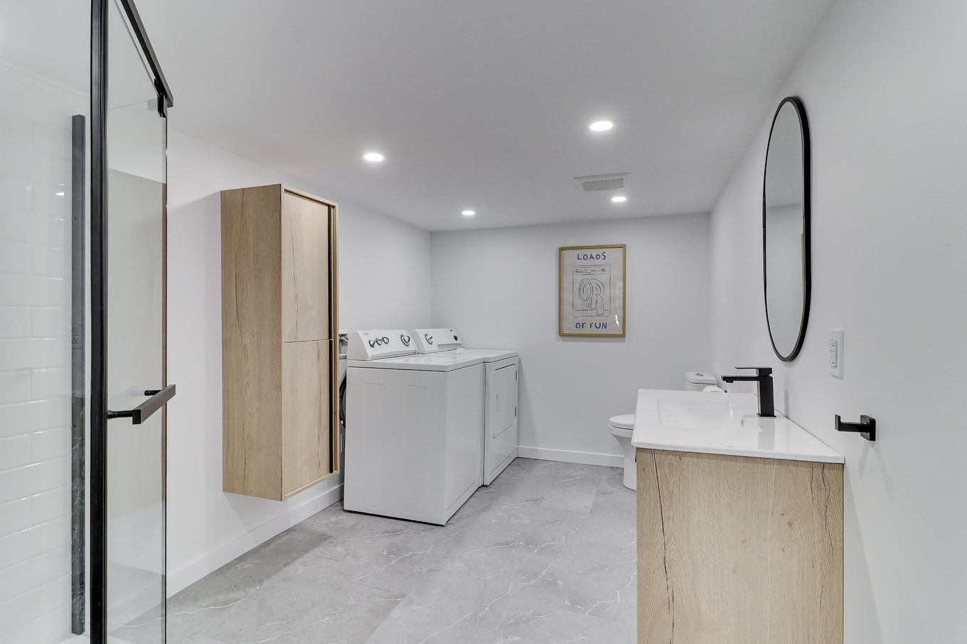 Salle de bains - 7588 Rue François-Chartrand, Laval (Duvernay), QC - Indoor Photo Showing Laundry Room