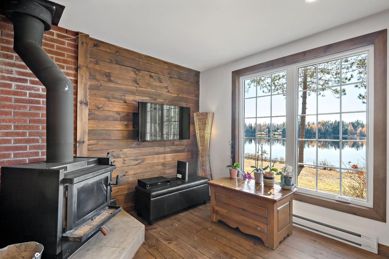 Living room - 2305 Ch. Des Mûriers, Nominingue, QC - Indoor With Fireplace