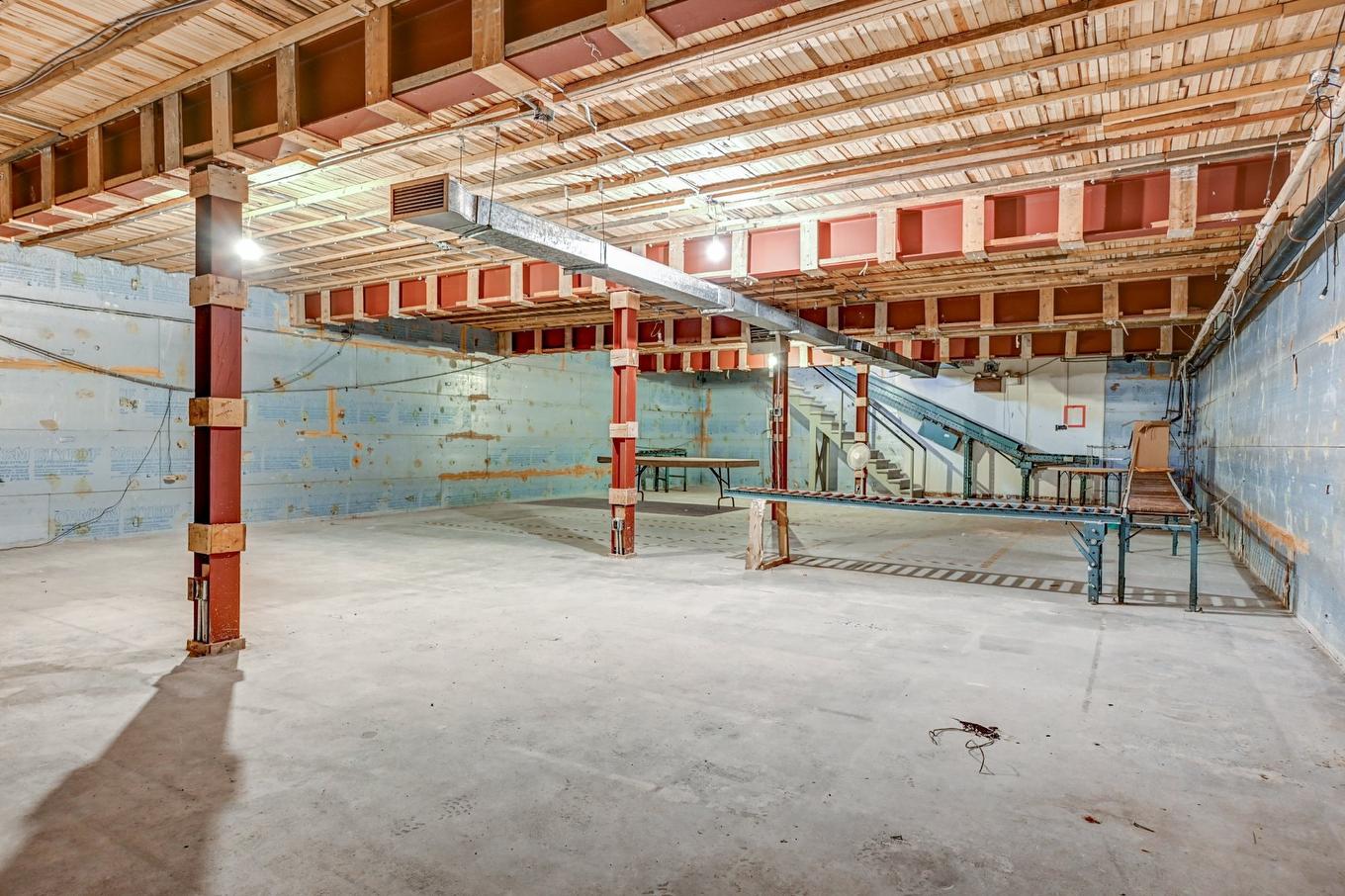 Commerce - 368 Rue L'Annonciation N., Rivière-Rouge, QC - Indoor Photo Showing Basement