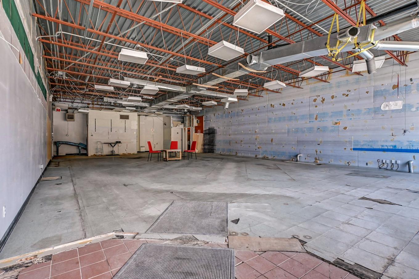 Commerce - 368 Rue L'Annonciation N., Rivière-Rouge, QC - Indoor Photo Showing Garage