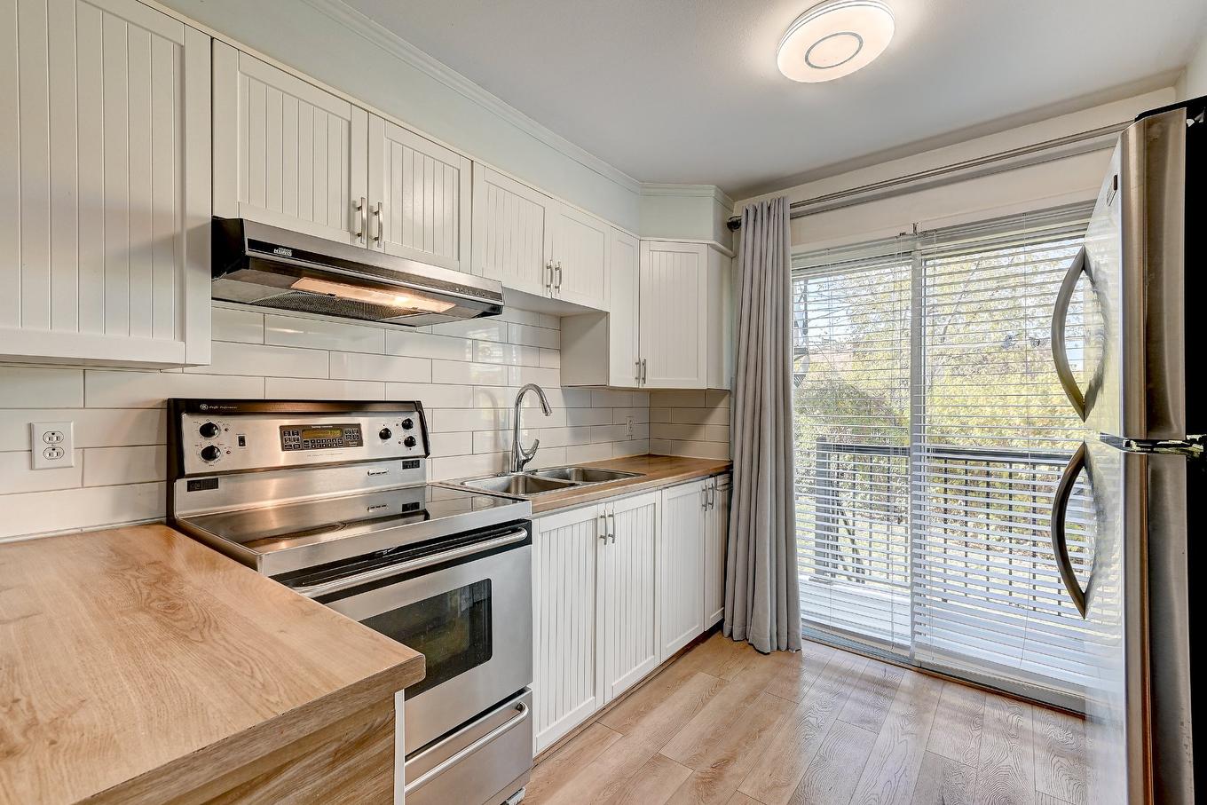 Kitchen - 7151 Av. Champchevrier, Montréal (Anjou), QC - Indoor Photo Showing Kitchen With Double Sink