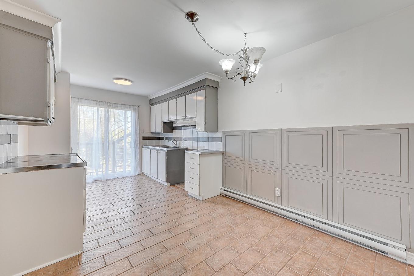 Dining room - 7151 Av. Champchevrier, Montréal (Anjou), QC - Indoor Photo Showing Kitchen