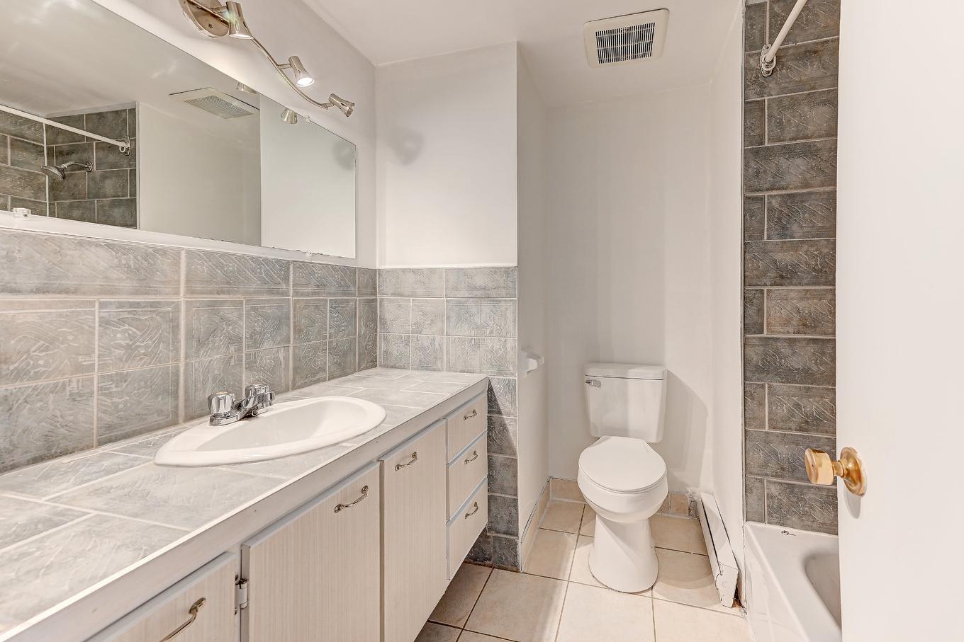 Bathroom - 7151 Av. Champchevrier, Montréal (Anjou), QC - Indoor Photo Showing Bathroom