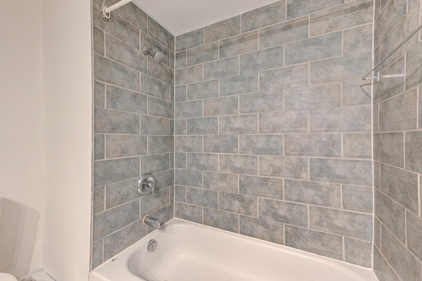 Bathroom - 7151 Av. Champchevrier, Montréal (Anjou), QC - Indoor Photo Showing Bathroom