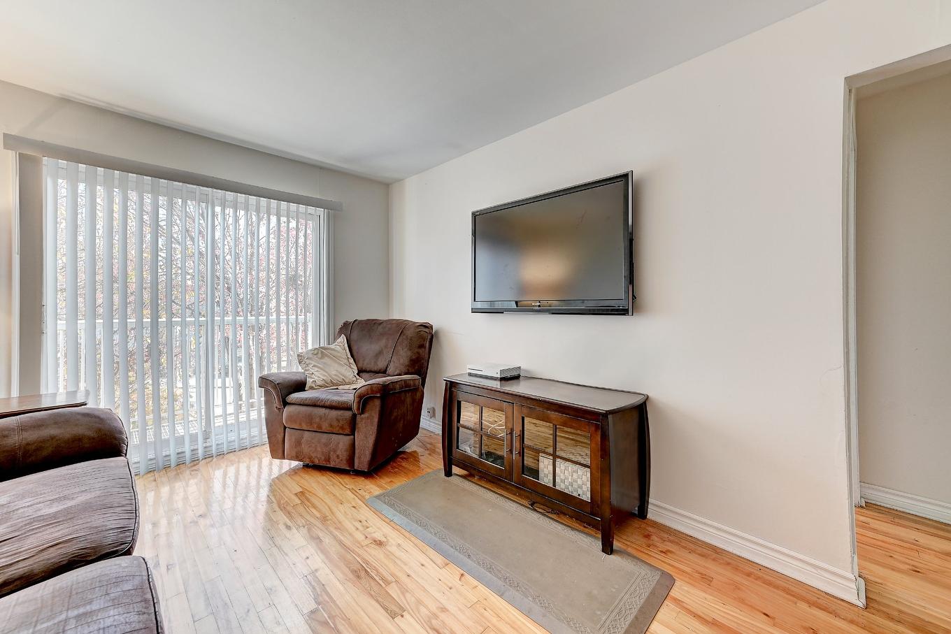 Living room - 7151 Av. Champchevrier, Montréal (Anjou), QC - Indoor Photo Showing Living Room