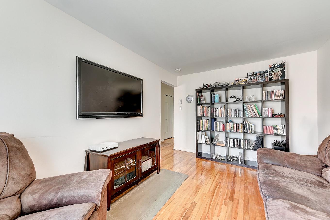 Living room - 7151 Av. Champchevrier, Montréal (Anjou), QC - Indoor Photo Showing Living Room