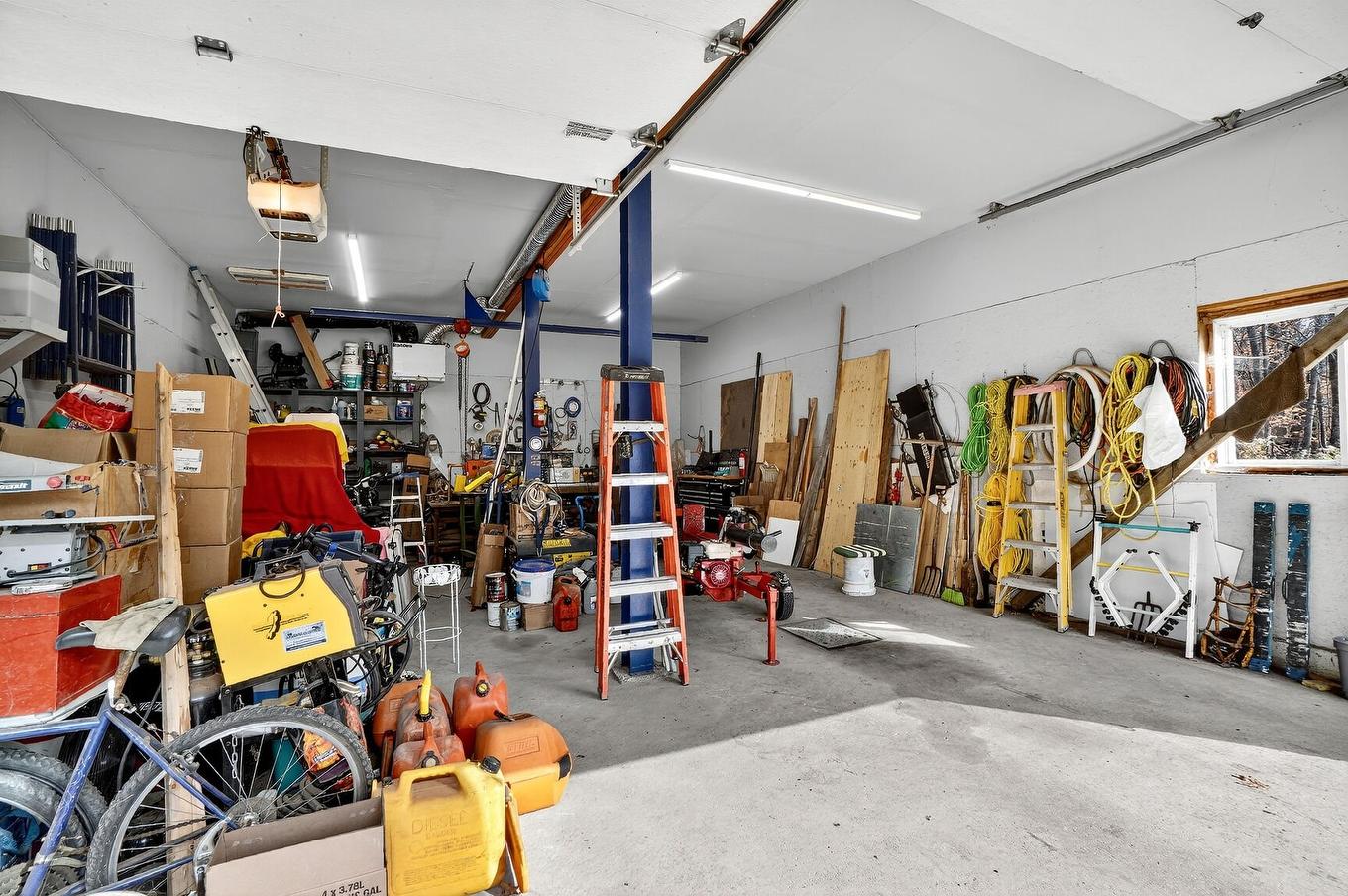 Garage - 580Z Ch. De La Carrière, Saint-Hippolyte, QC - Indoor Photo Showing Garage