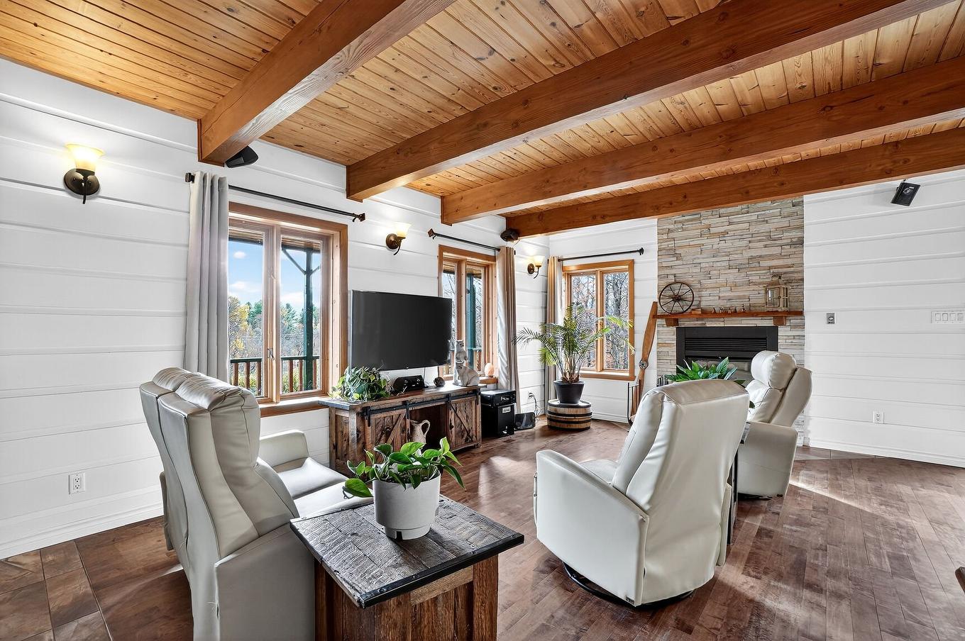 Salon - 580Z Ch. De La Carrière, Saint-Hippolyte, QC - With Exterior