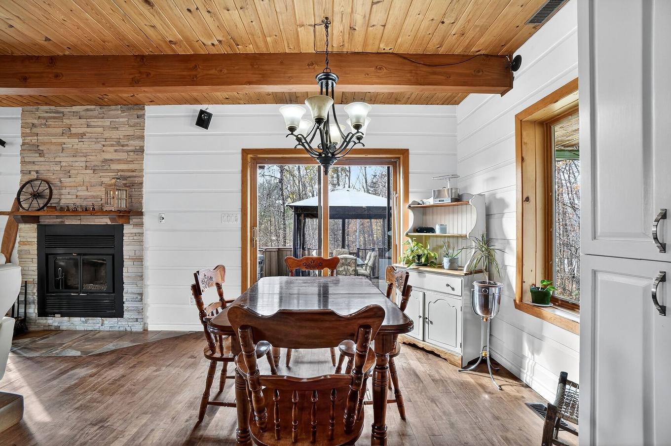 Salle à manger - 580Z Ch. De La Carrière, Saint-Hippolyte, QC - Indoor Photo Showing Dining Room With Fireplace