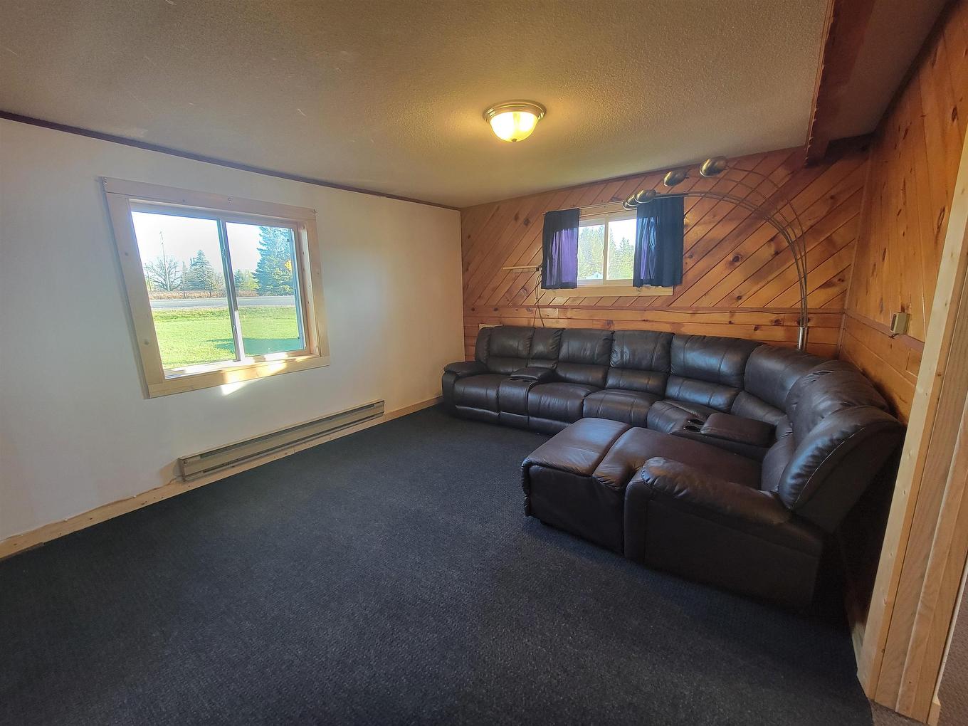 77 Church St, Pinewood, ON - Indoor Photo Showing Living Room