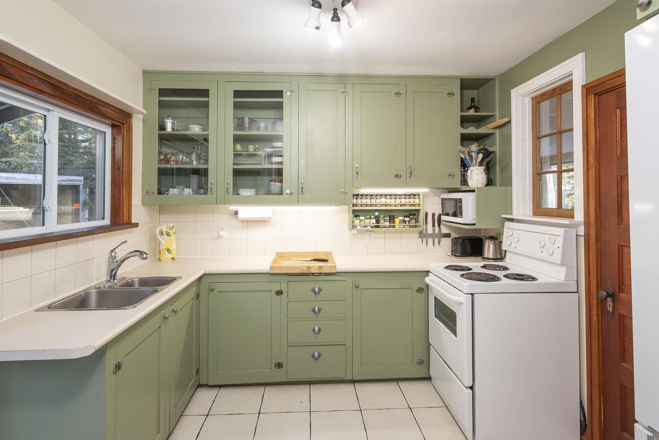 351 Amethyst Harbour, Cliff Avenue, Thunder Bay, ON - Indoor Photo Showing Kitchen With Double Sink