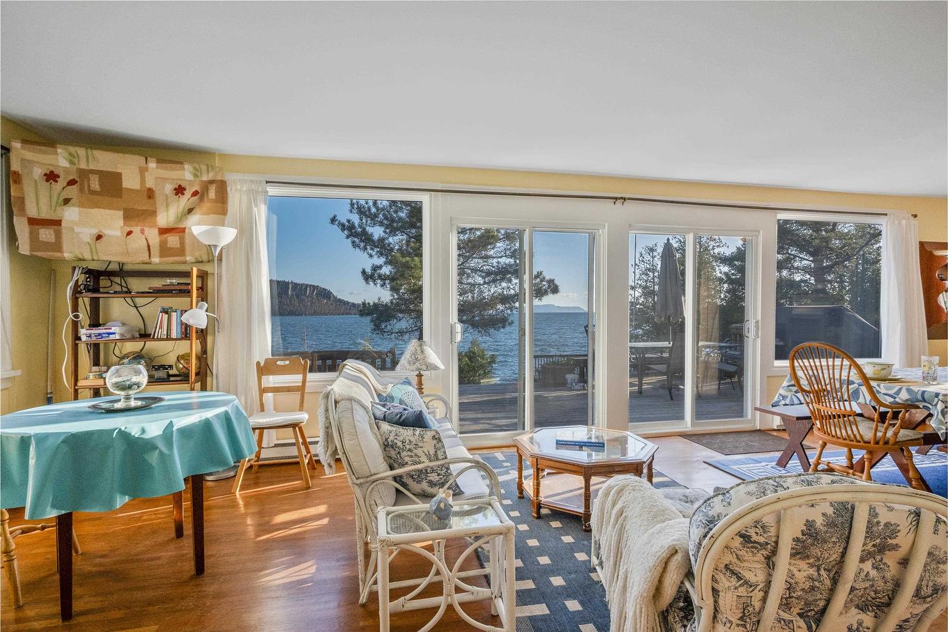 351 Amethyst Harbour, Cliff Avenue, Thunder Bay, ON - Indoor Photo Showing Living Room