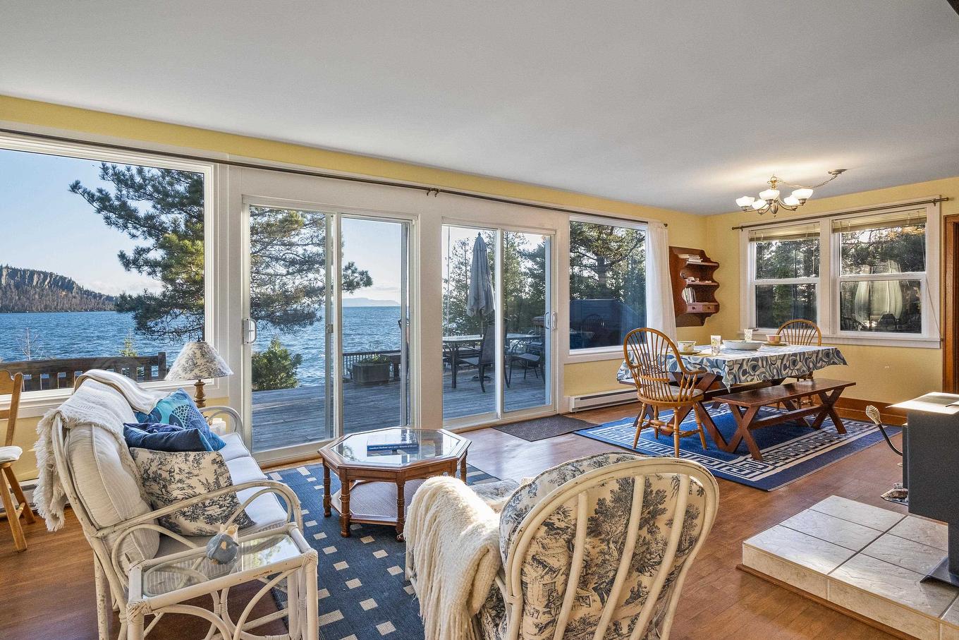 351 Amethyst Harbour, Cliff Avenue, Thunder Bay, ON - Indoor Photo Showing Living Room