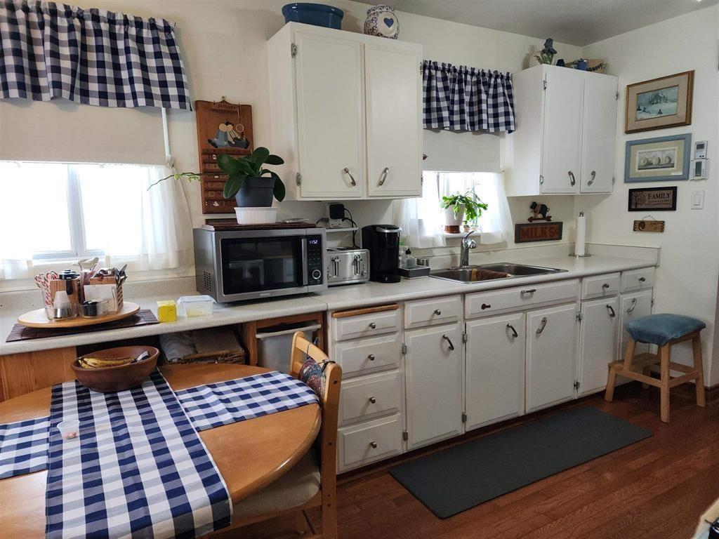 9 Swallow Drive, Manitouwadge, ON - Indoor Photo Showing Kitchen With Double Sink