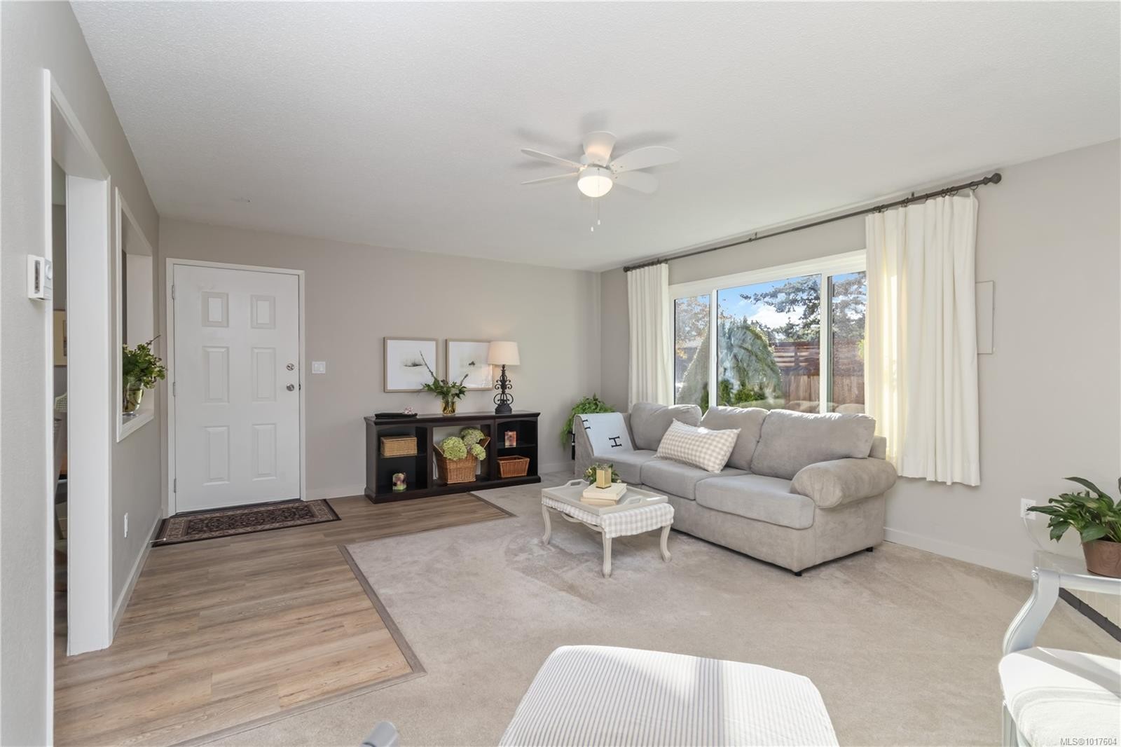 2-2034 Weiler Ave, Sidney, BC - Indoor Photo Showing Living Room