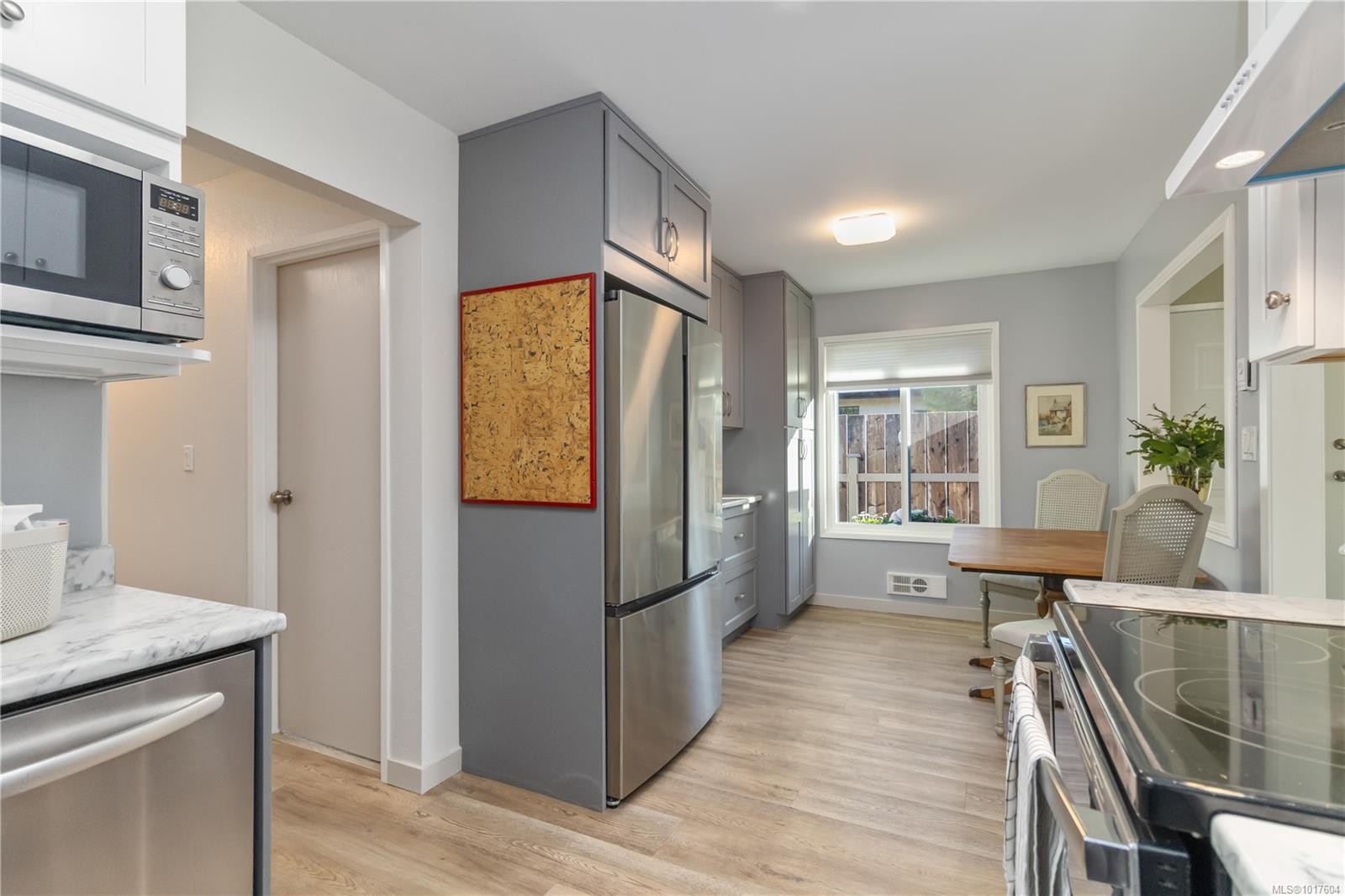 2-2034 Weiler Ave, Sidney, BC - Indoor Photo Showing Kitchen