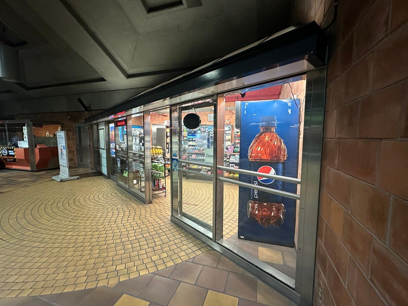 Commerce - 1490 Rue Du Collège, Montréal (Saint-Laurent), QC