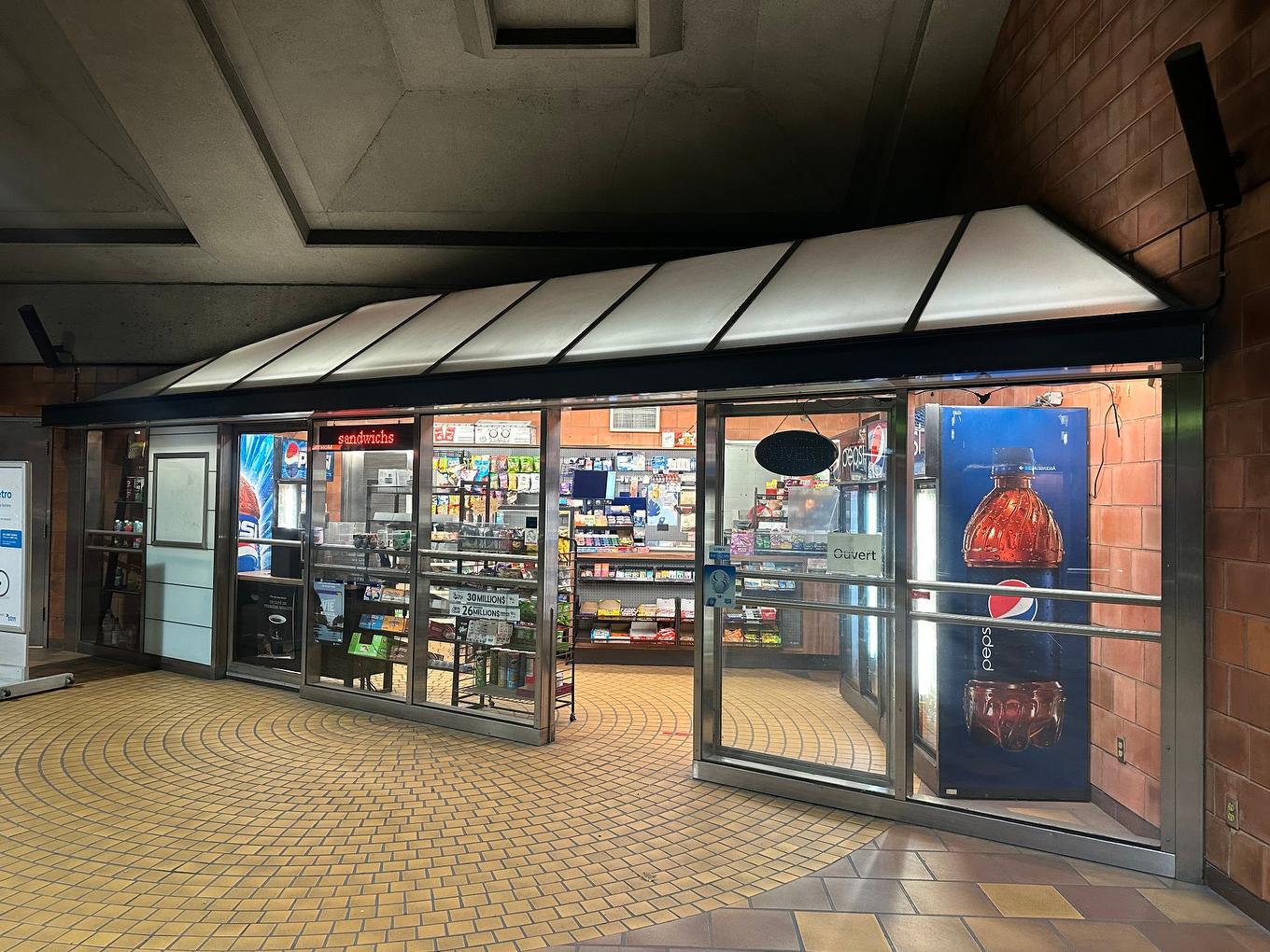 Commerce - 1490 Rue Du Collège, Montréal (Saint-Laurent), QC