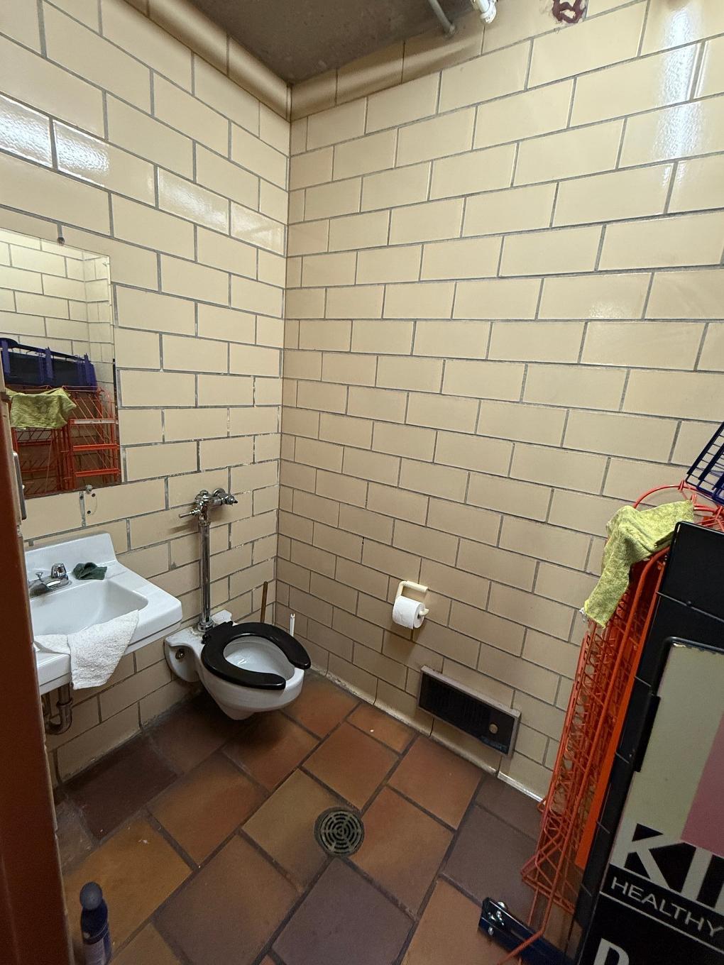 Commerce - 1490 Rue Du Collège, Montréal (Saint-Laurent), QC