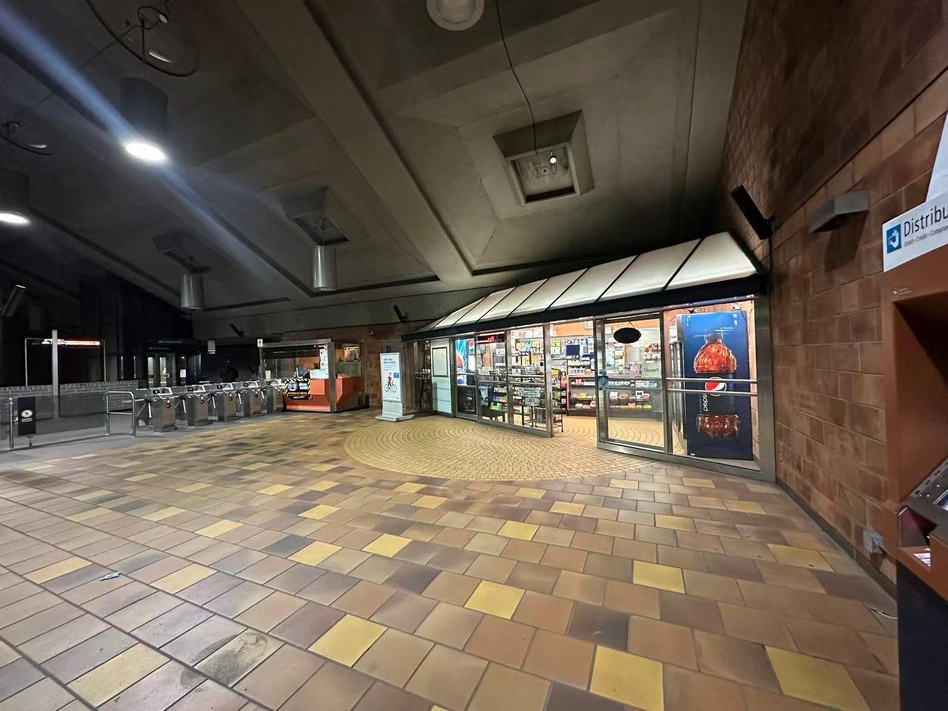 Commerce - 1490 Rue Du Collège, Montréal (Saint-Laurent), QC