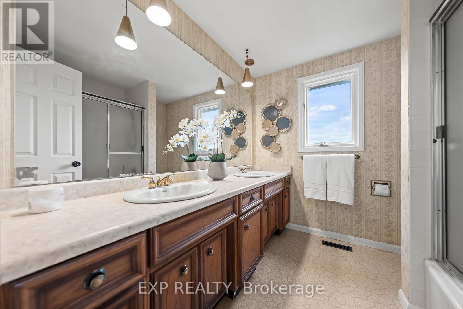 362 Pommel Gate Crescent, Waterloo, ON - Indoor Photo Showing Bathroom
