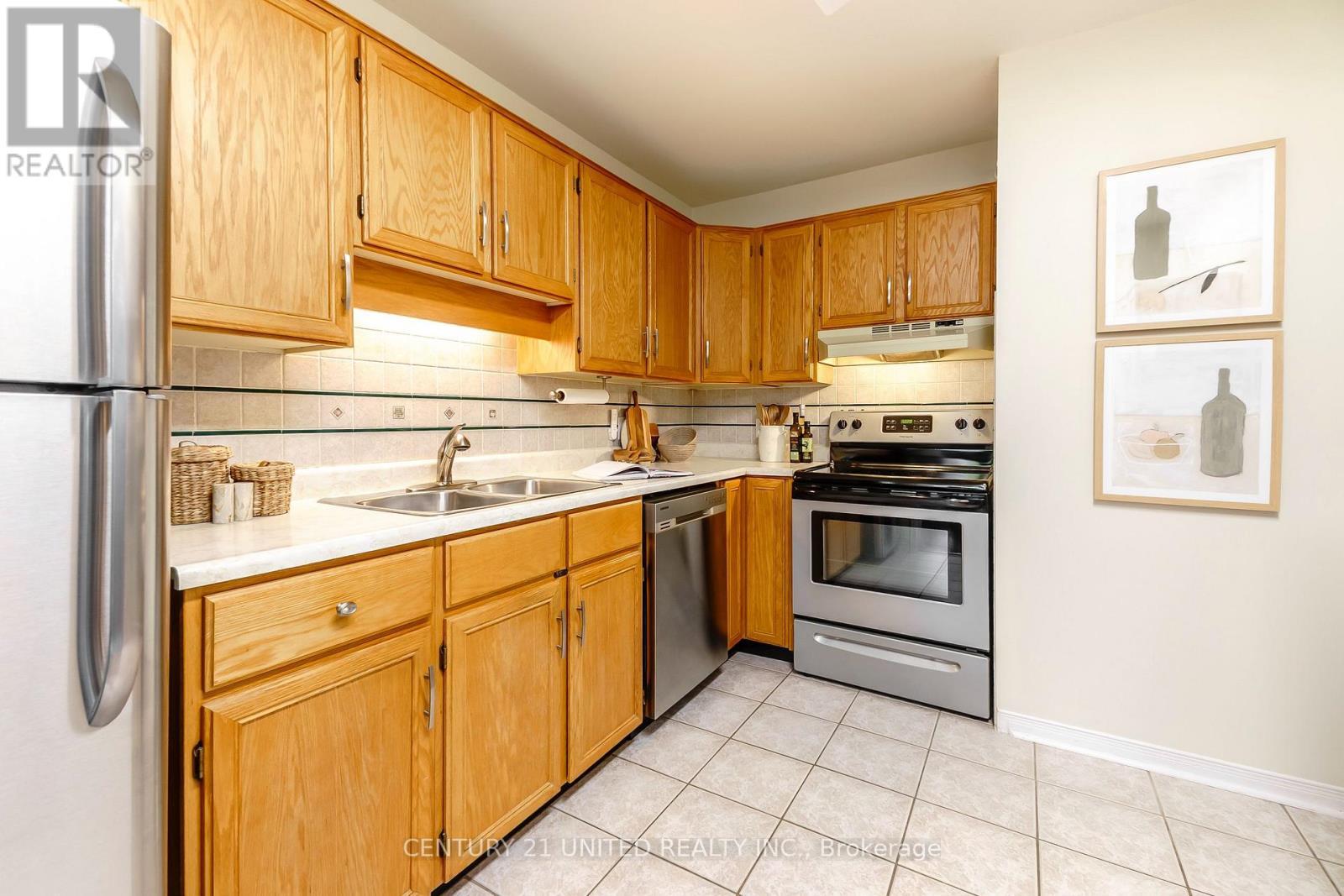 15 - 36 Champlain Crescent, Peterborough (Northcrest Ward 5), ON - Indoor Photo Showing Kitchen With Double Sink