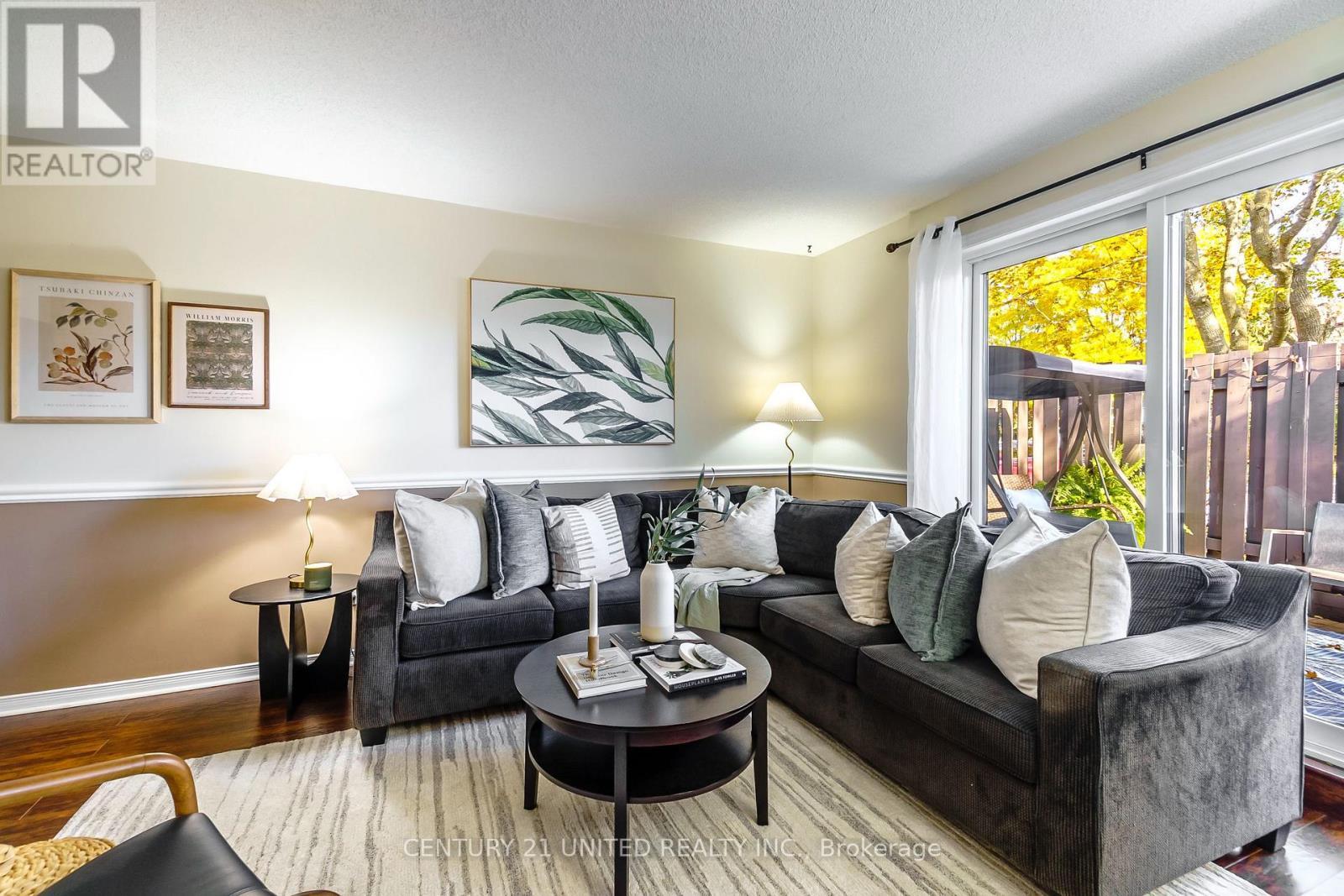 15 - 36 Champlain Crescent, Peterborough (Northcrest Ward 5), ON - Indoor Photo Showing Living Room