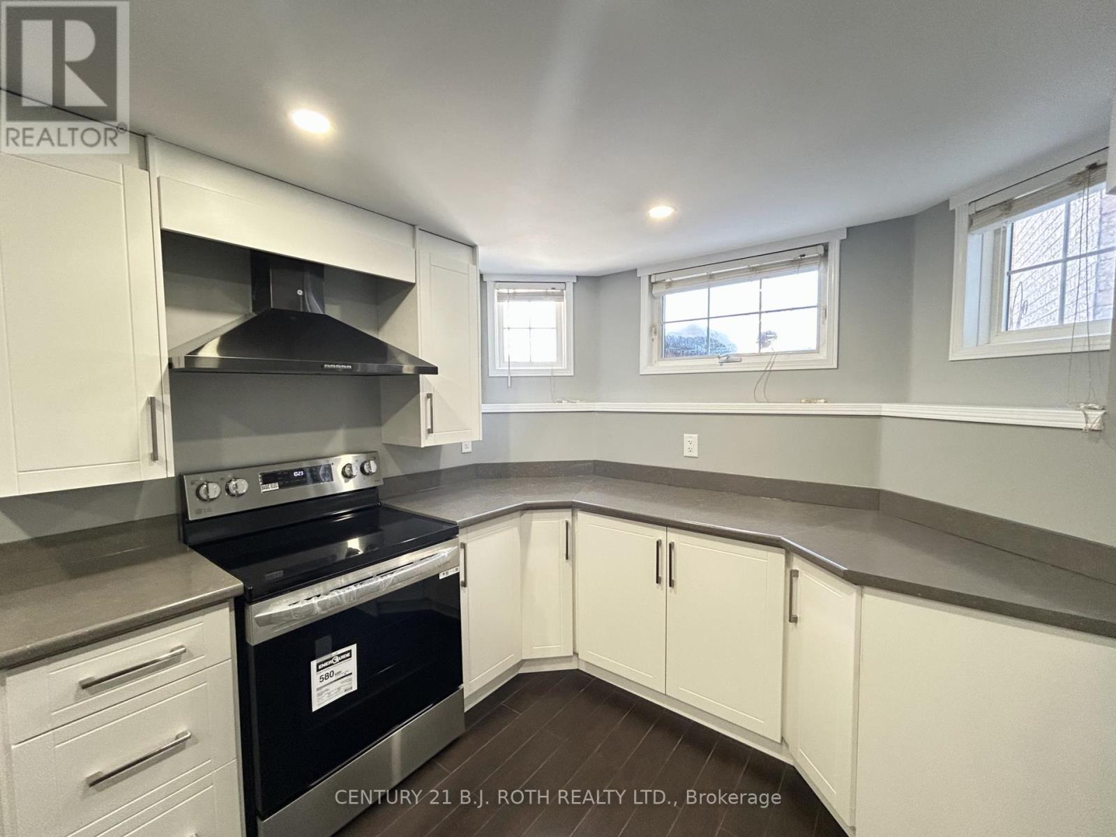 Bright kitchen! - Lower - 140 Monique Crescent, Barrie, ON - Indoor Photo Showing Kitchen