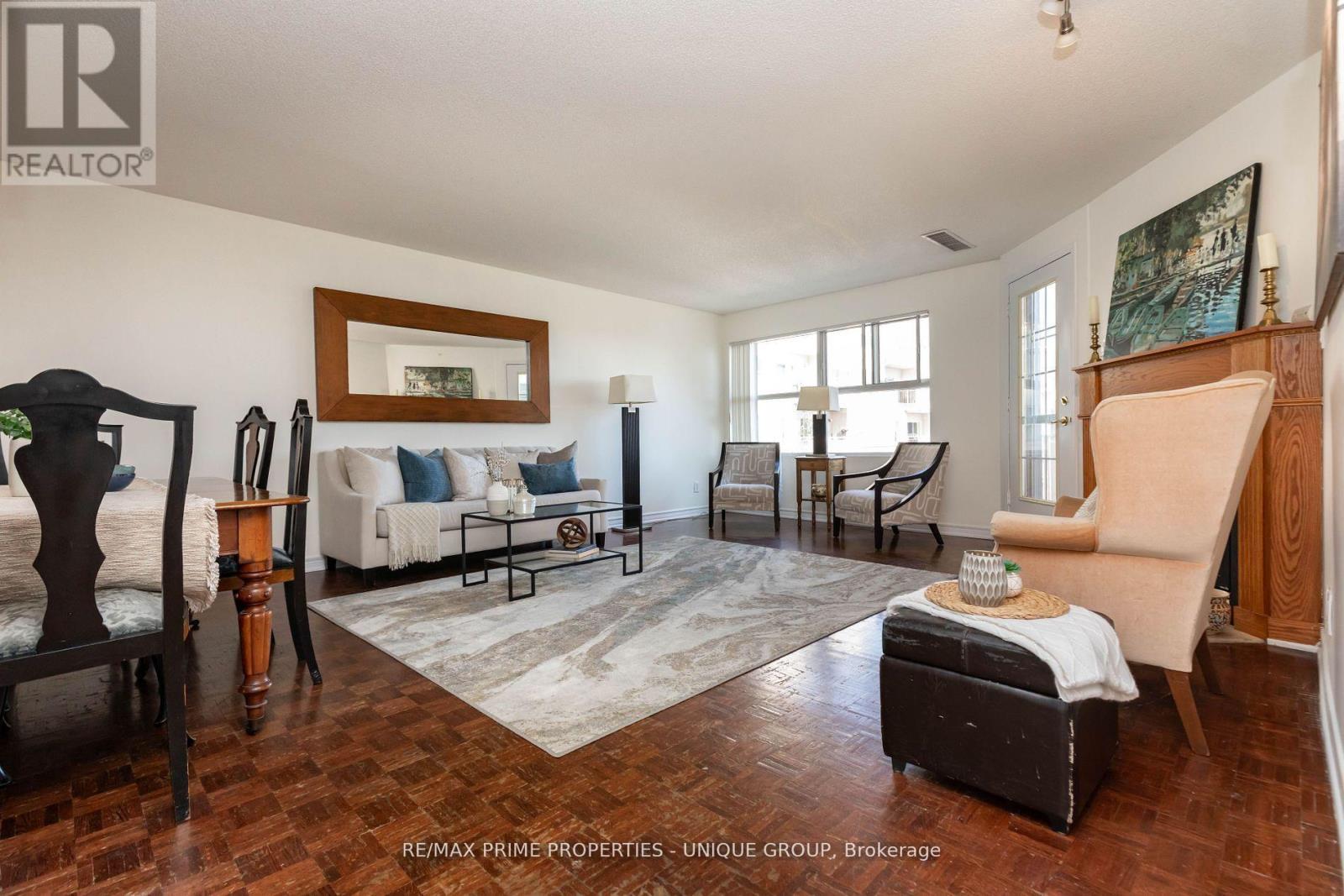 808 - 18 Concorde Place, Toronto, ON - Indoor Photo Showing Living Room