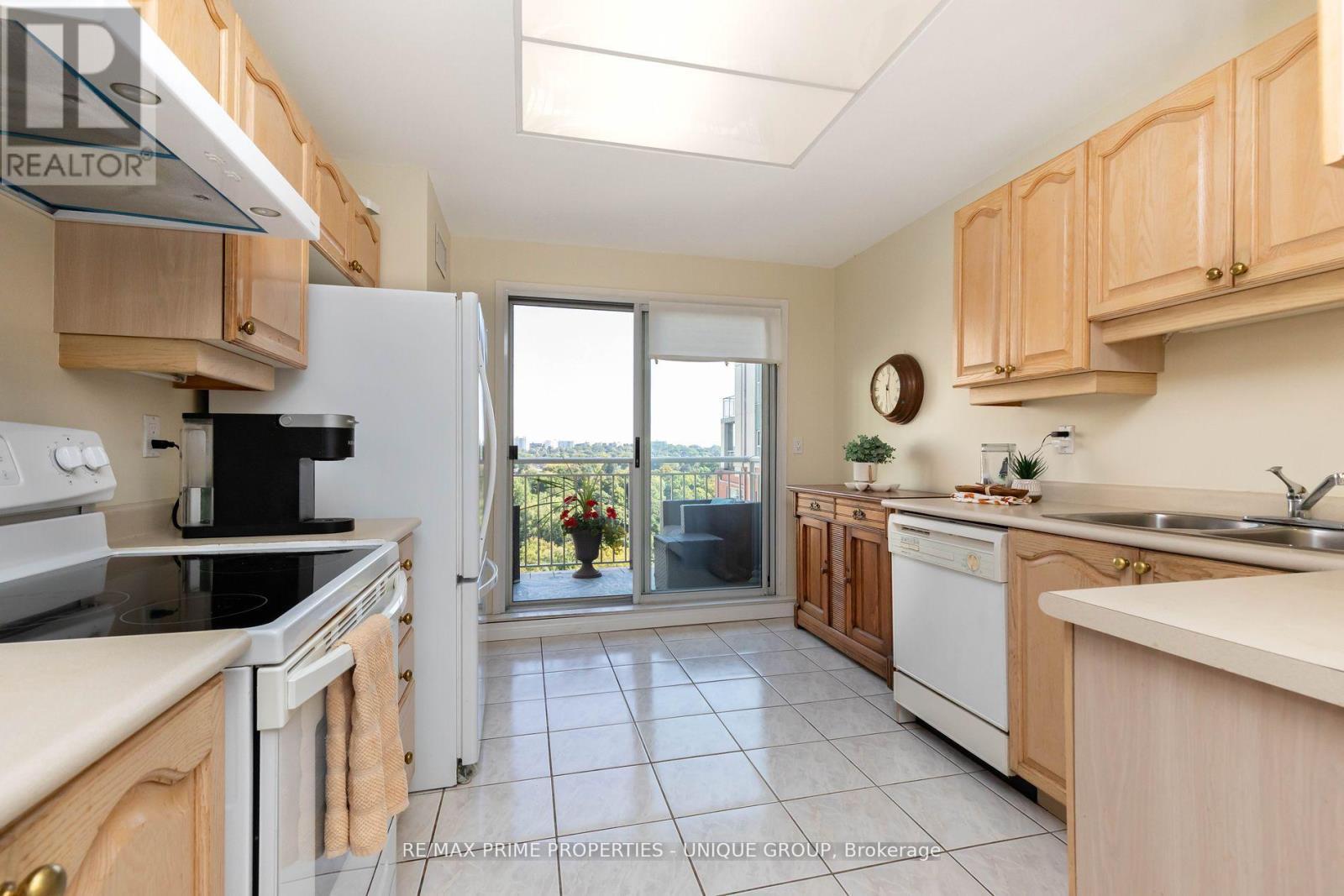 808 - 18 Concorde Place, Toronto, ON - Indoor Photo Showing Kitchen With Double Sink