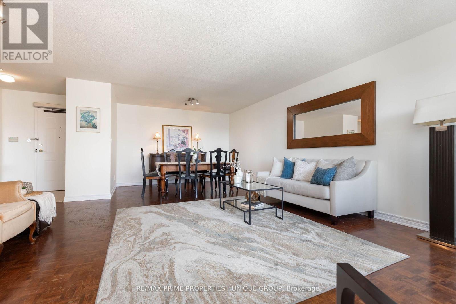 808 - 18 Concorde Place, Toronto, ON - Indoor Photo Showing Living Room