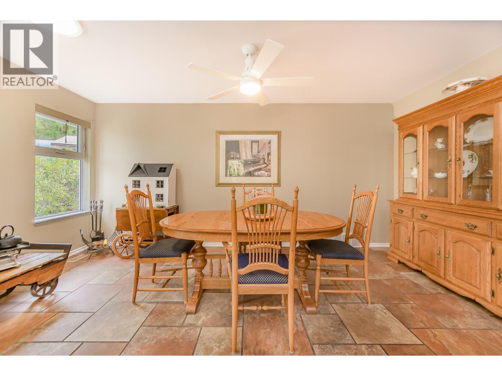 15 Parsons Road, Mara, BC - Indoor Photo Showing Dining Room
