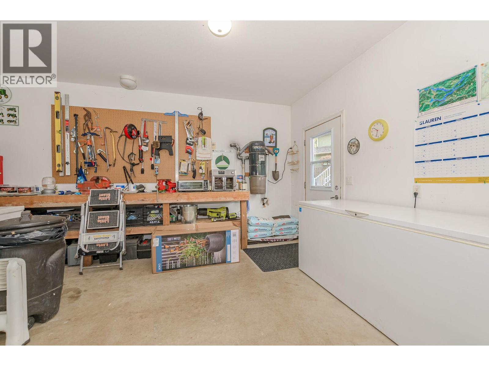 15 Parsons Road, Mara, BC - Indoor Photo Showing Other Room