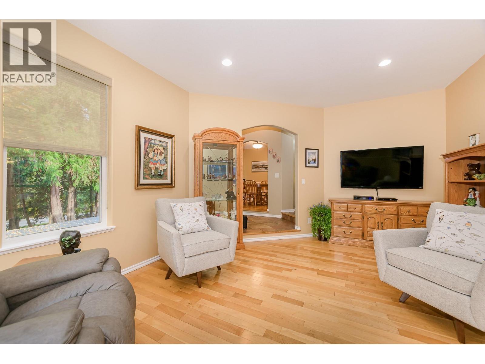 15 Parsons Road, Mara, BC - Indoor Photo Showing Living Room