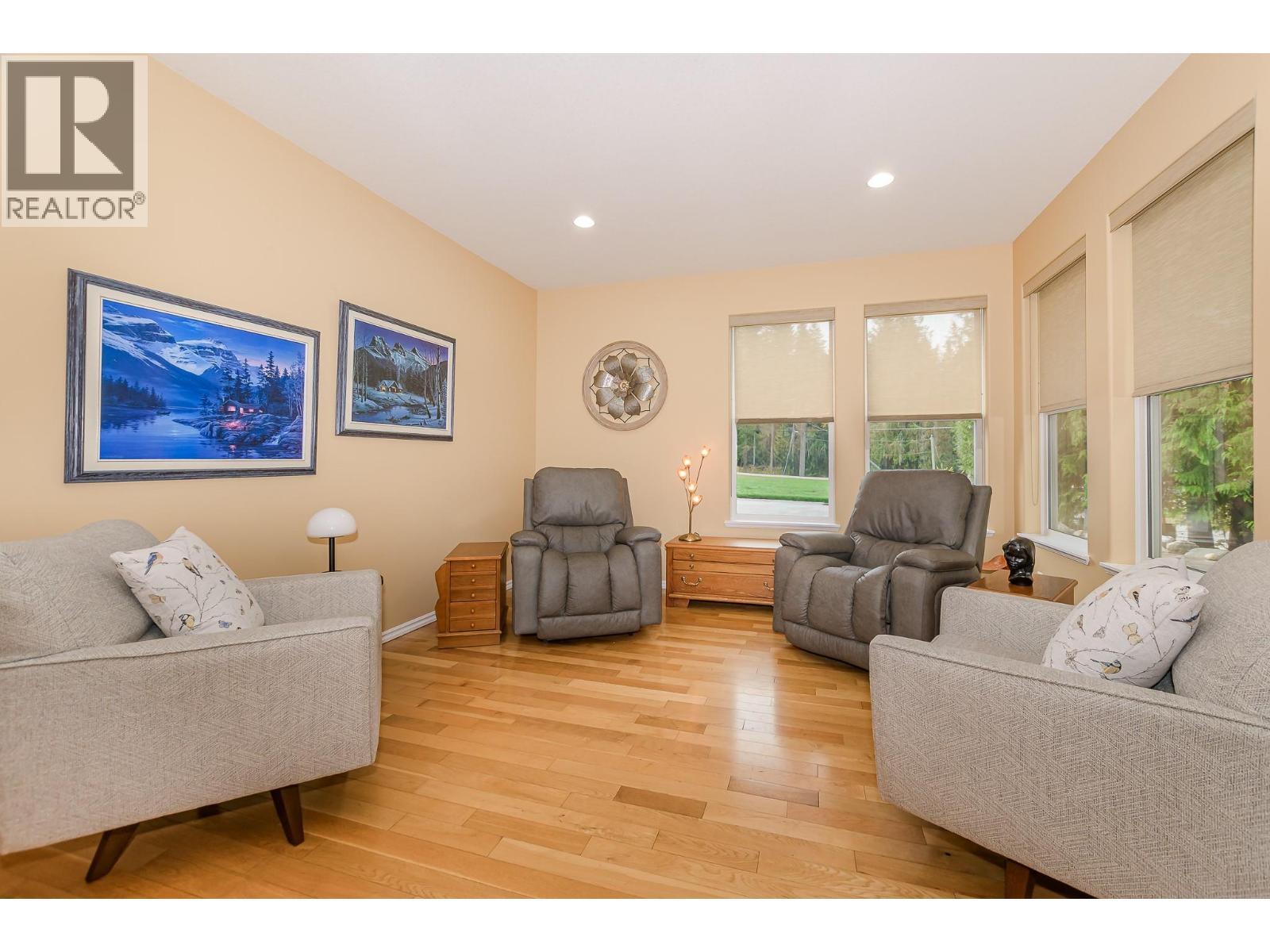 15 Parsons Road, Mara, BC - Indoor Photo Showing Living Room