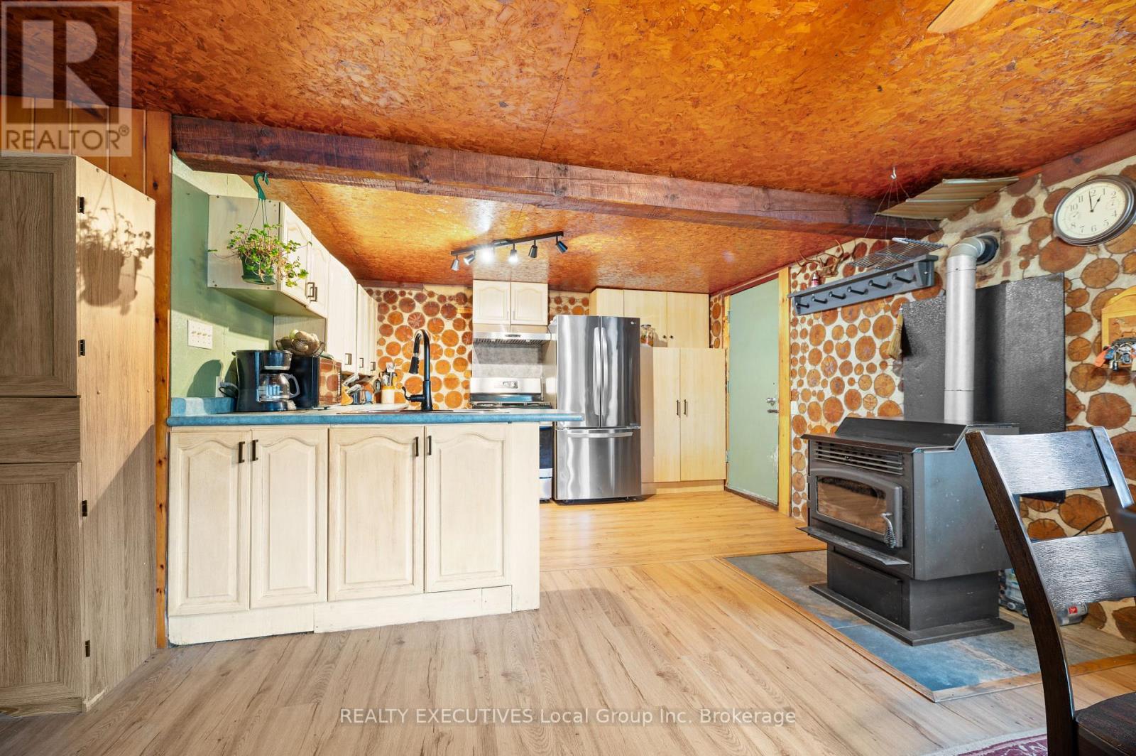 3370 Chiswick Line, Chisholm, ON - Indoor With Fireplace