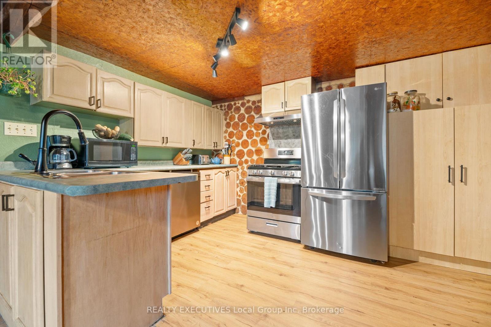 3370 Chiswick Line, Chisholm, ON - Indoor Photo Showing Kitchen