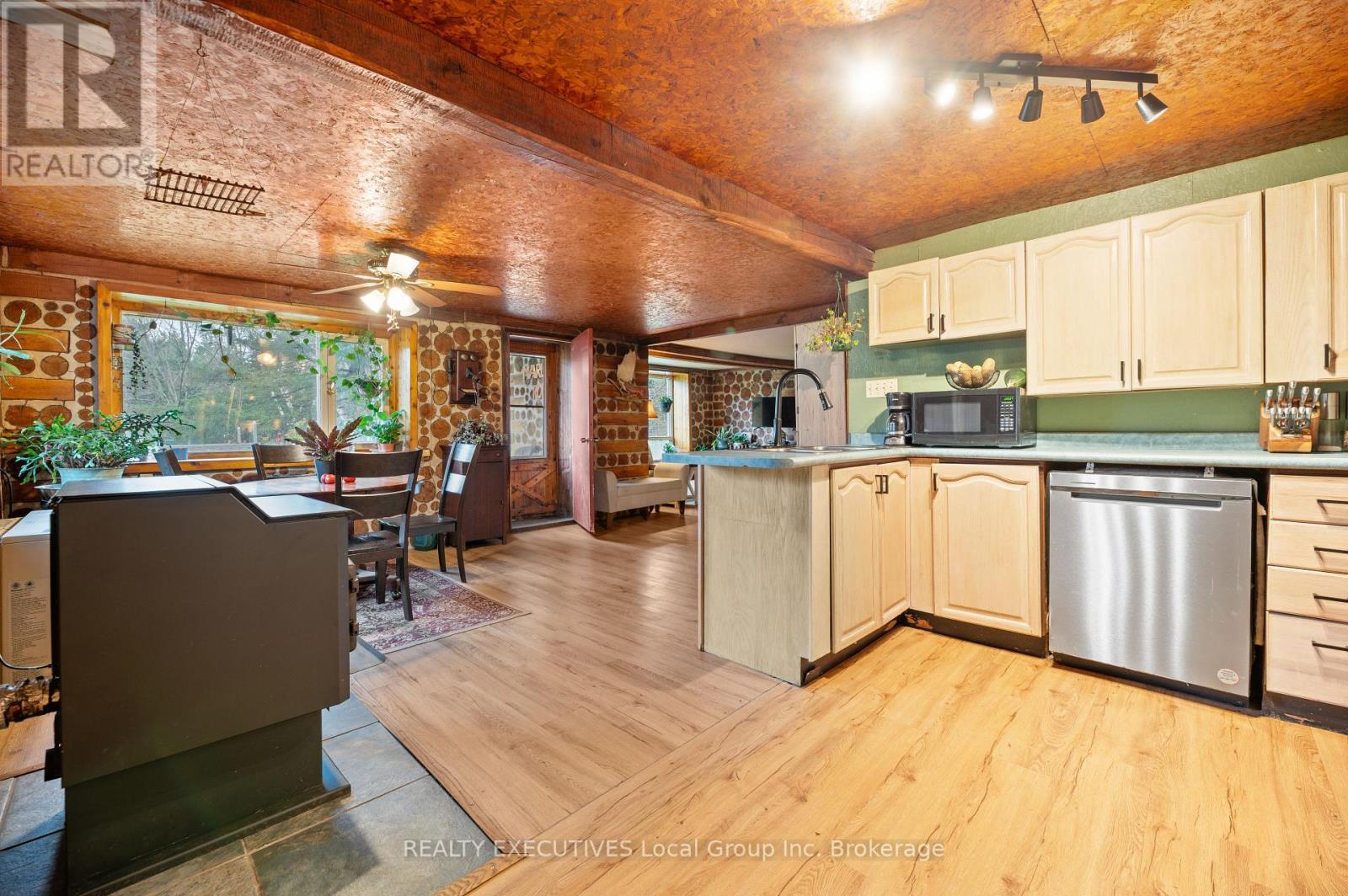 3370 Chiswick Line, Chisholm, ON - Indoor Photo Showing Kitchen