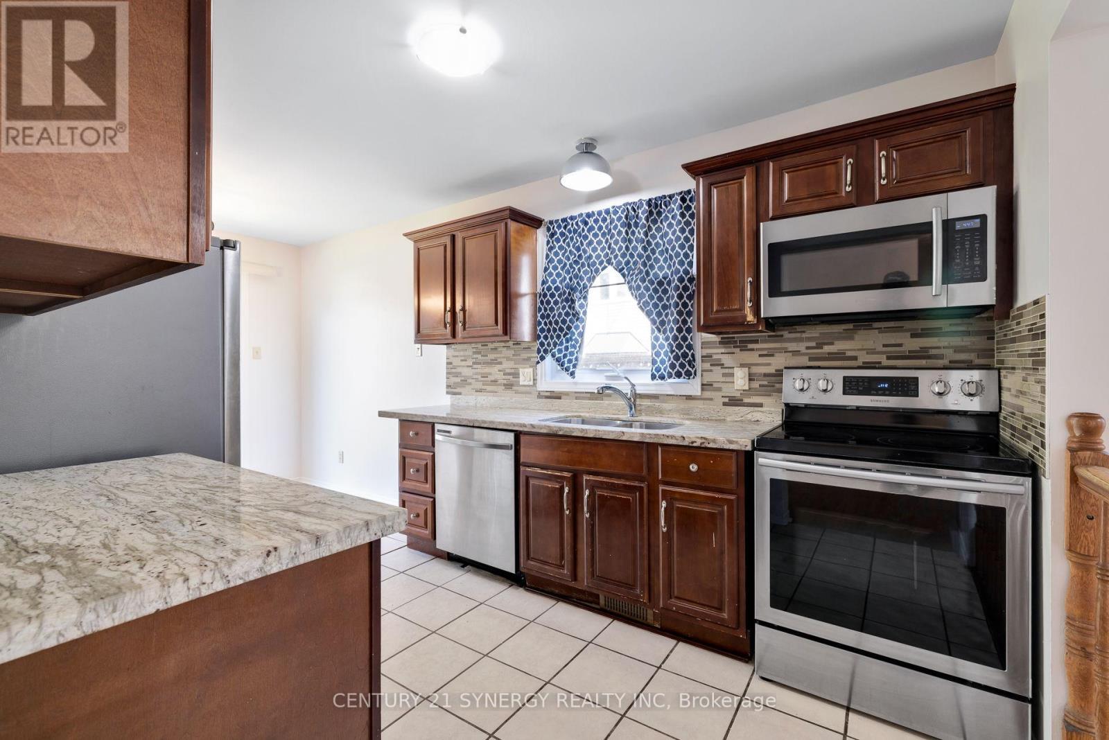 861 Karsh Drive, Ottawa, ON - Indoor Photo Showing Kitchen With Double Sink