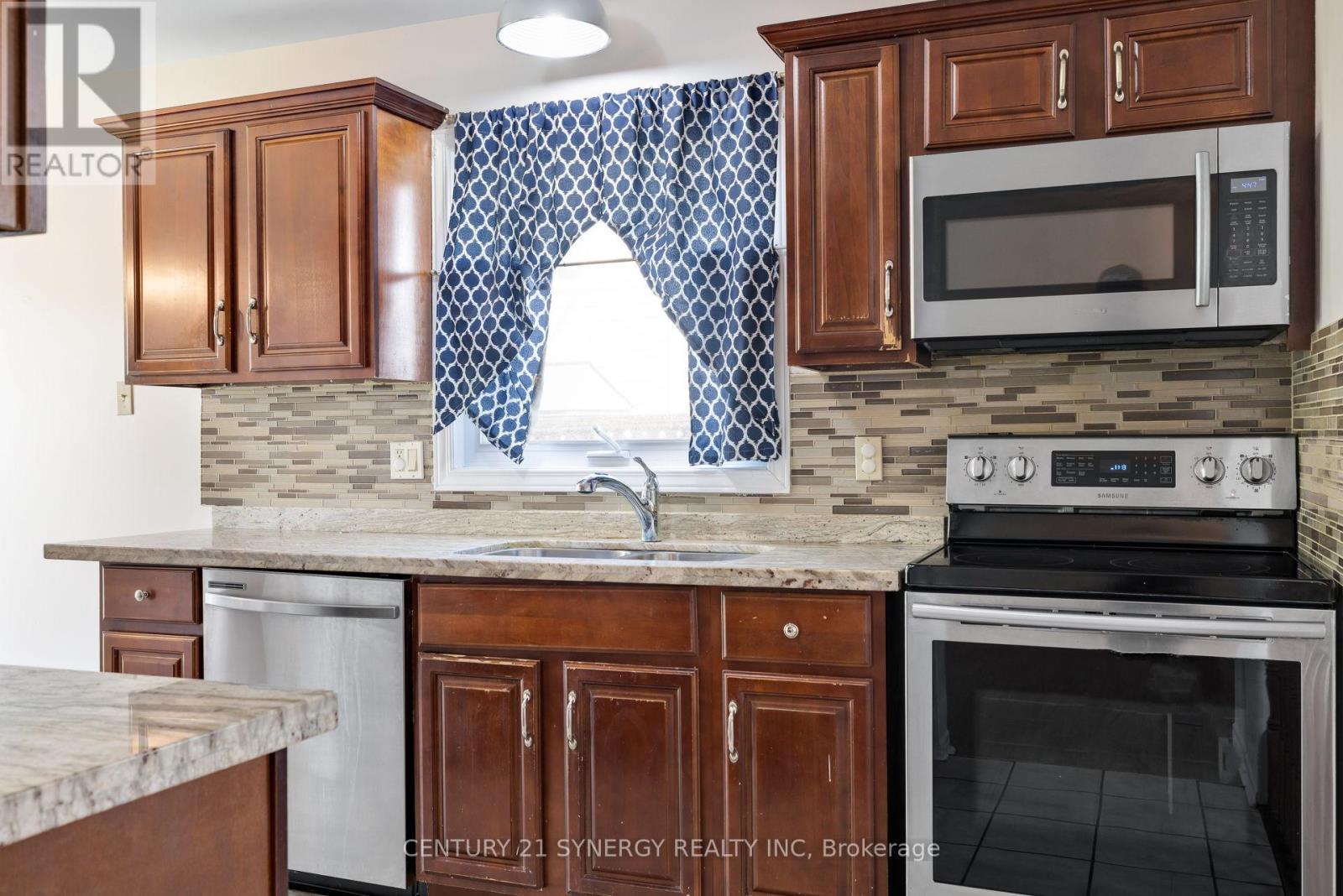 861 Karsh Drive, Ottawa, ON - Indoor Photo Showing Kitchen With Double Sink