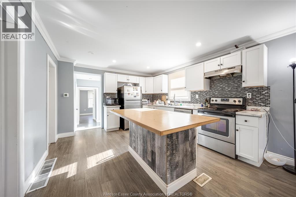 2362 Cadillac Street, Windsor, ON - Indoor Photo Showing Kitchen With Upgraded Kitchen