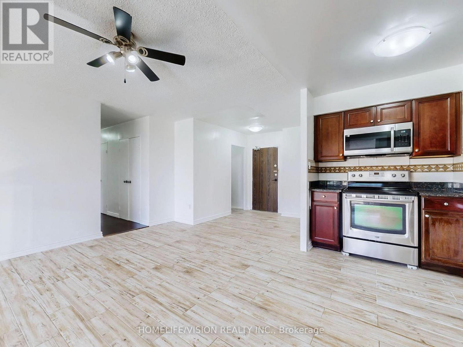 713 - 9 Four Winds Drive, Toronto, ON - Indoor Photo Showing Kitchen