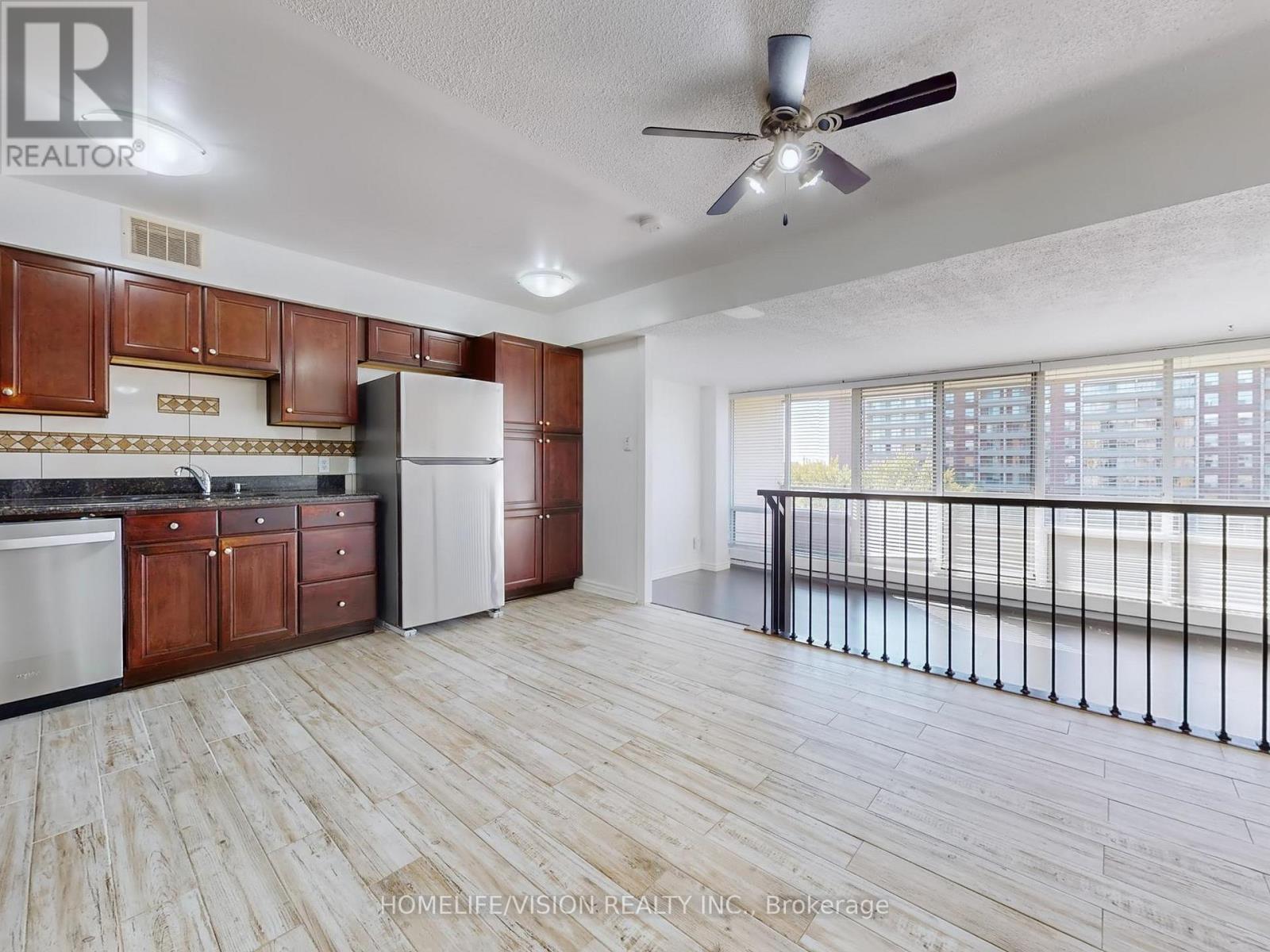 713 - 9 Four Winds Drive, Toronto, ON - Indoor Photo Showing Kitchen