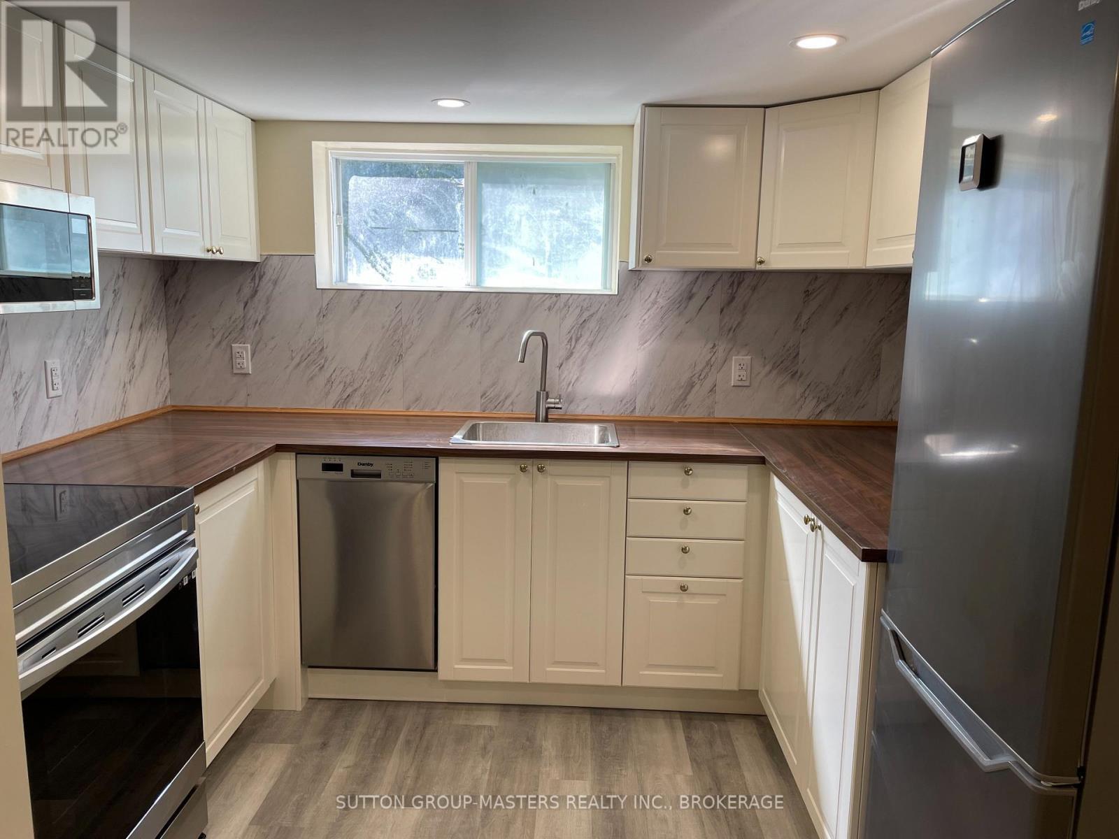 2 - 248 Mclellan Court, Kingston (East Gardiners Rd), ON - Indoor Photo Showing Kitchen