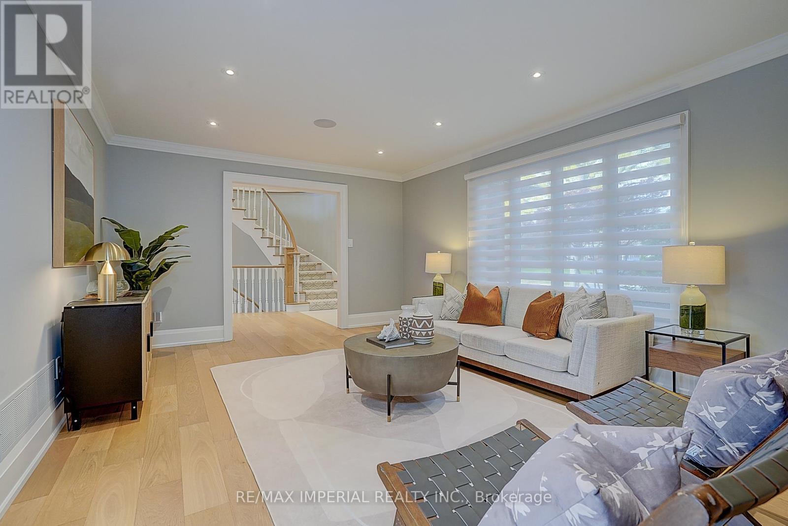 1832 Pine Siskin Court, Mississauga, ON - Indoor Photo Showing Living Room