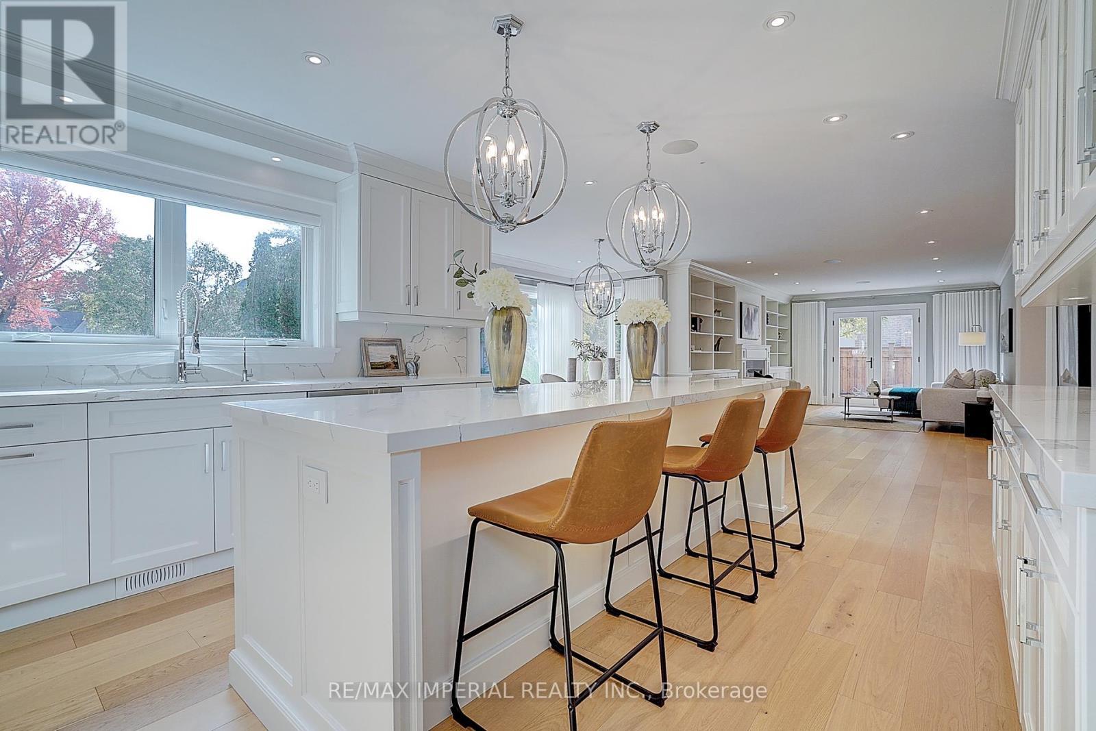 1832 Pine Siskin Court, Mississauga, ON - Indoor Photo Showing Kitchen With Upgraded Kitchen