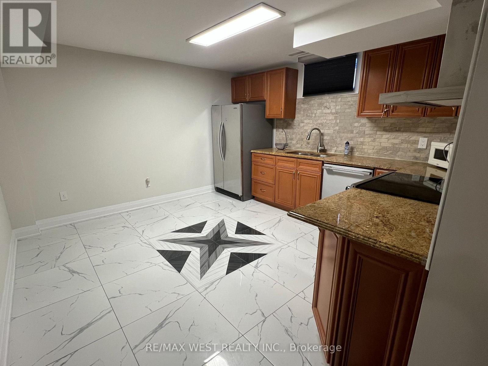123 Carmen Bsmt Crescent, Vaughan, ON - Indoor Photo Showing Kitchen